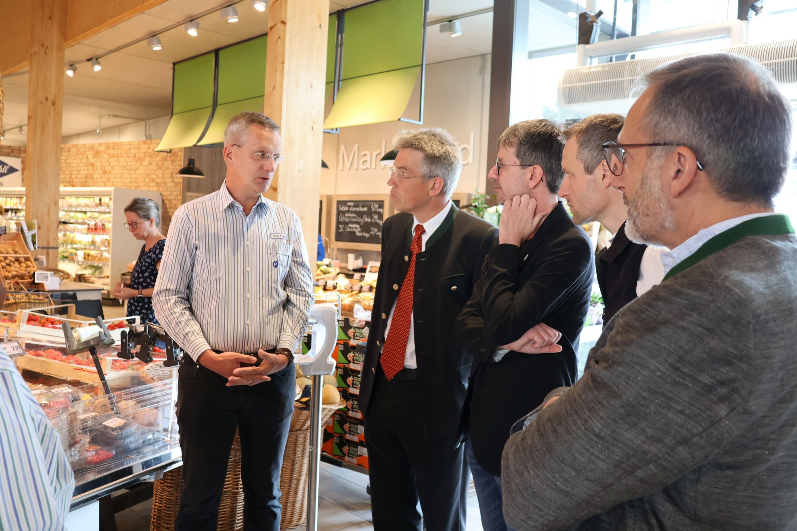 Besuch des Rosenheimer Landrats Otto Lederer beim Supermarkt der Familie Prechtl in Raubling. Fotos: Landratsamt Rosenheim