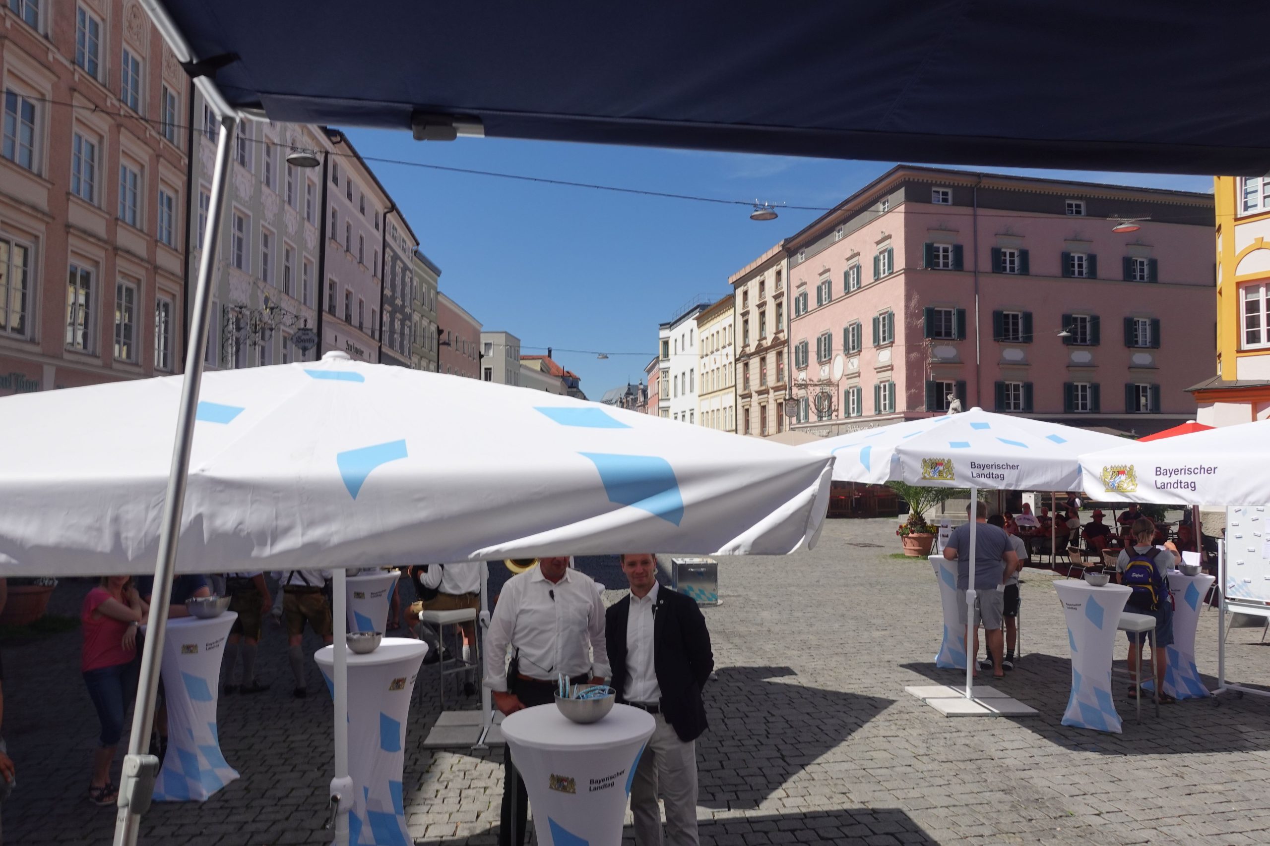 Blick auf Tische und Schirme beim LandTruck auf dem Rosenheimer Max-Josefs-Platz. Foto: Innpuls.me