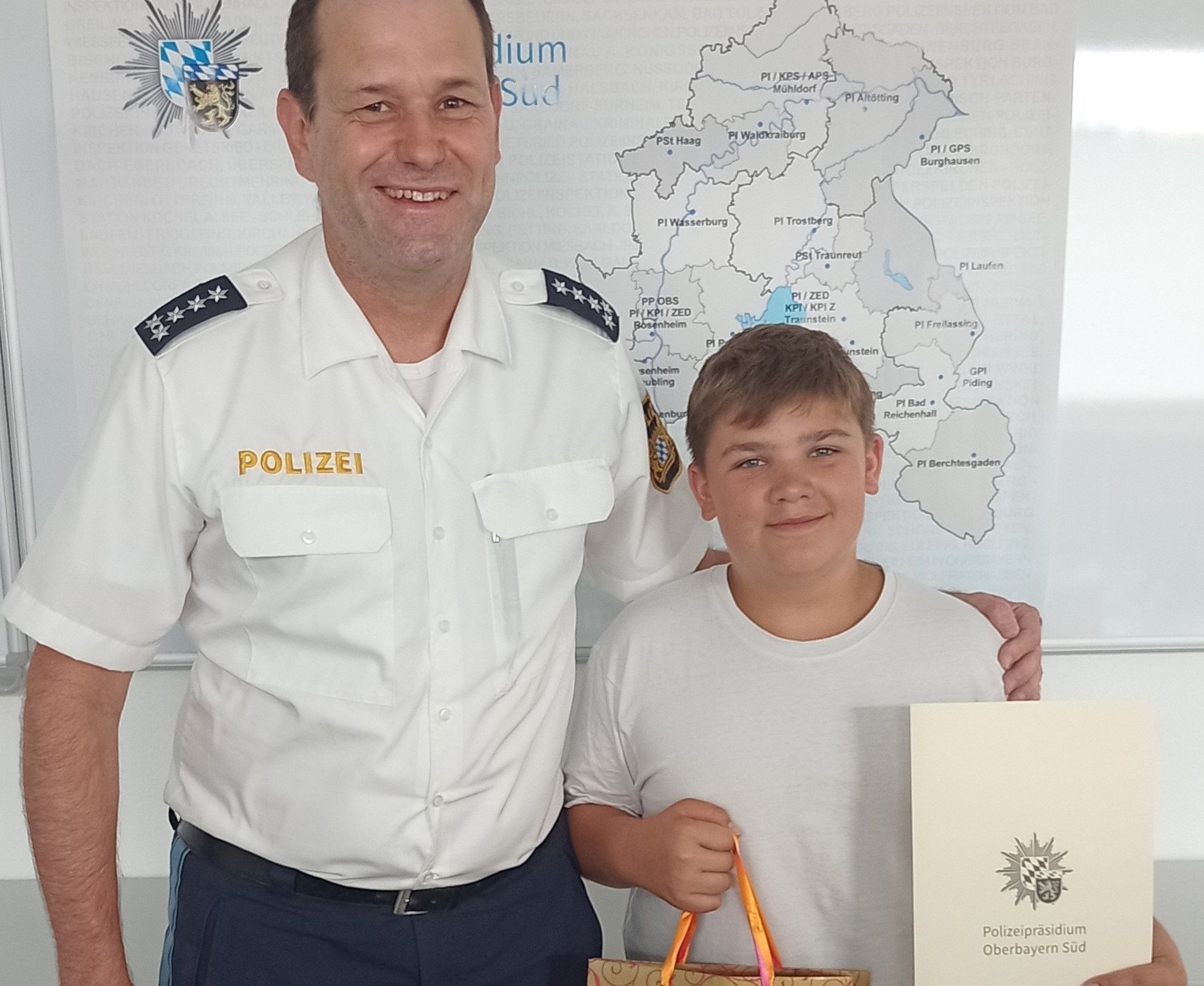 Sebastian mit Polizeihauptkommissar Markus Steinmaßl. Foto: Polizeiinspektion Wasserburg