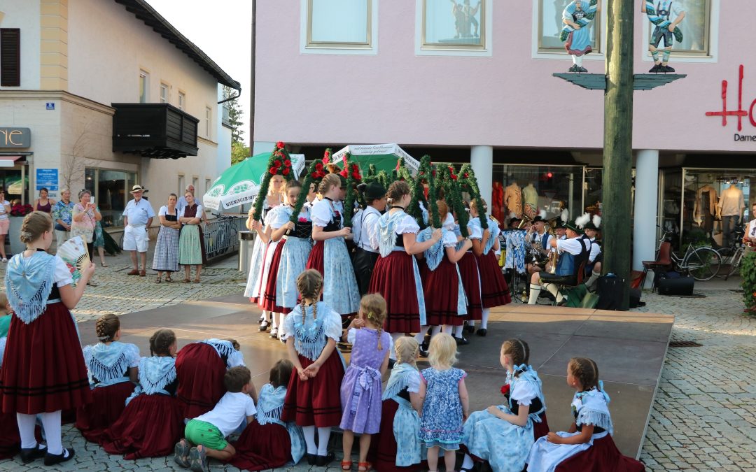 Musik und Tanz am Maibaum