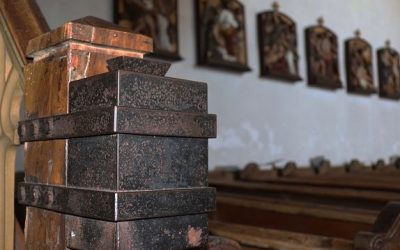 Unbekannter bricht Opferstock in Aschauer Kirche auf