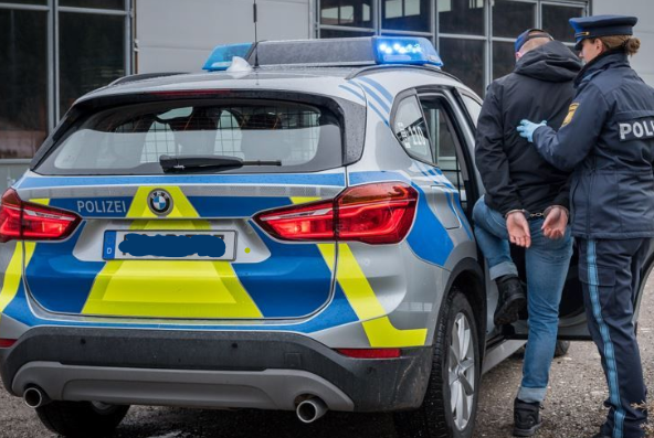 Mann wird verhaftet und in Polizeiauto gesetzt. Foto: Symbolfoto Polizeipräsidium Oberbayern Süd