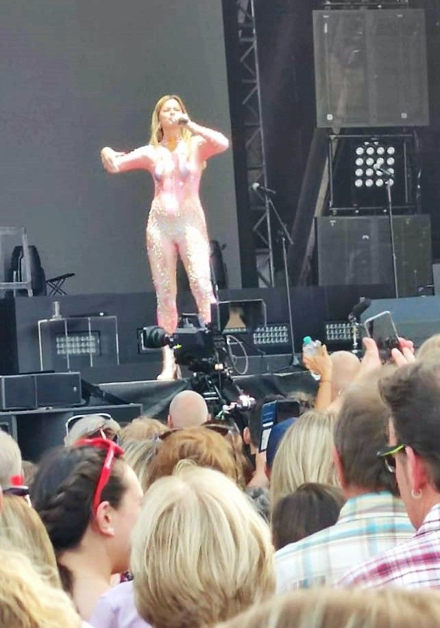 Saskia Leppin in ihrem auffälligem Outfit auf der Bühne des Rosenheimer Sommerfestivals. Foto: re