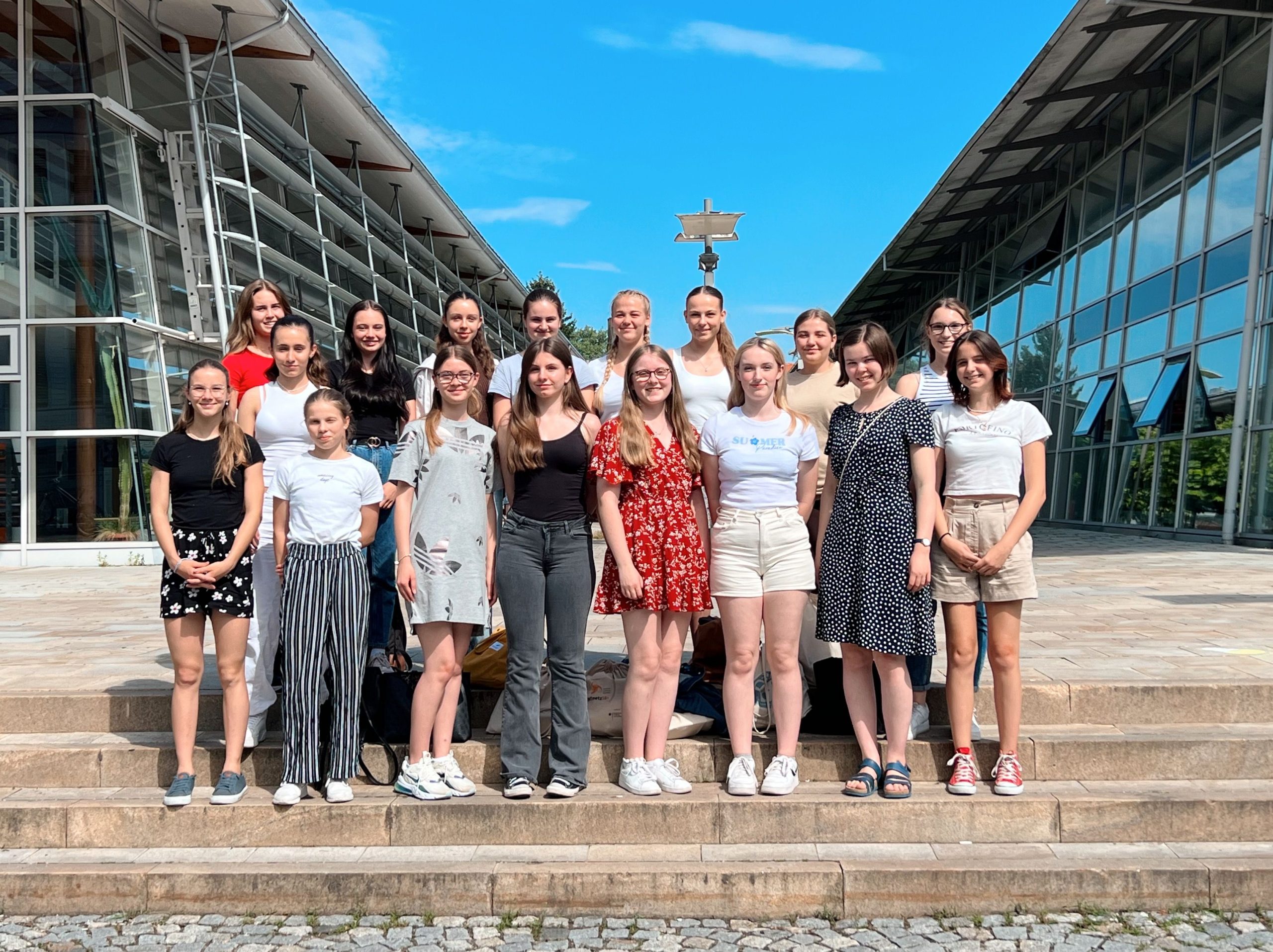 Die Teilnehmerinnen des Pilotprogramms empowerMINT bei ihrem Besuch an der Technischen Hochschule Rosenheim.Bild: Steffi Panhans