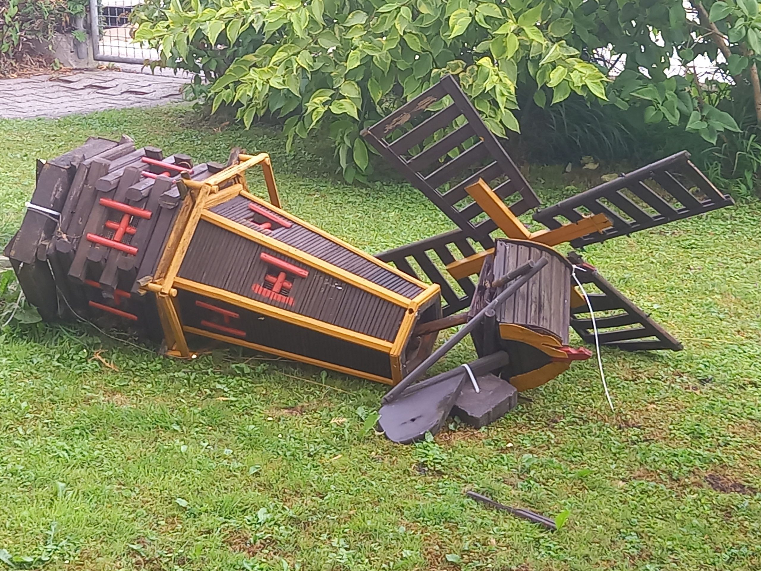 Unwetter - zerstörte kleine Holzwindmühle im Garten in der Kastenau in Rosenheim. Foto: Innpuls.me