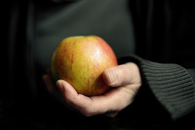 Apfel in der Hand