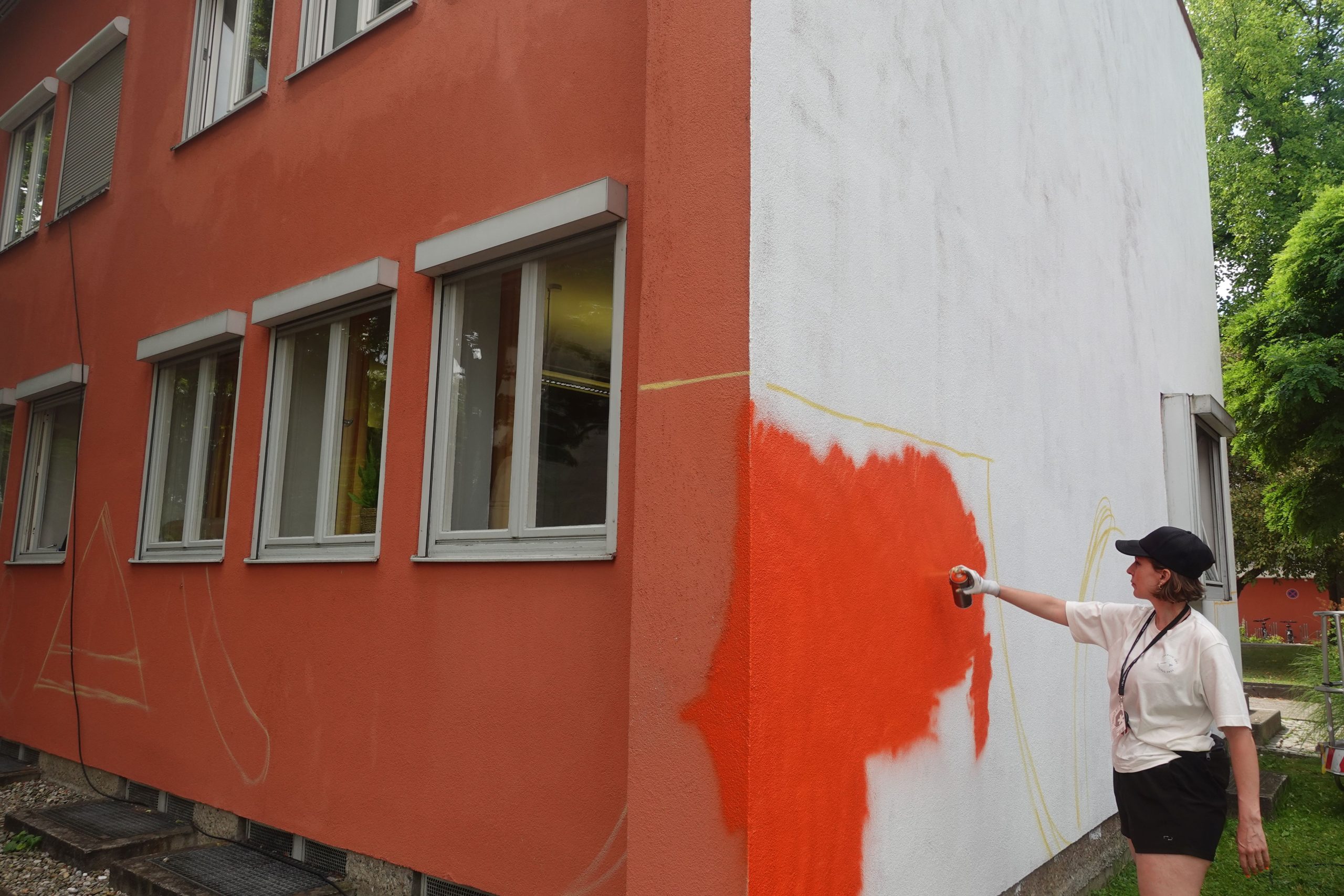 Street-Art-Künstlerin Emily Eldridge hat mit ihrem Werk an der Johann-Rieder-Realschule gerade begonnen. Foto: Innpuls.me 