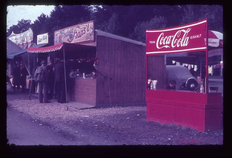 Coca-Cola-Stand auf dem Rosenheimer Herbstfest im Jahr 1952. Foto: Archiv Herbert Borrmann