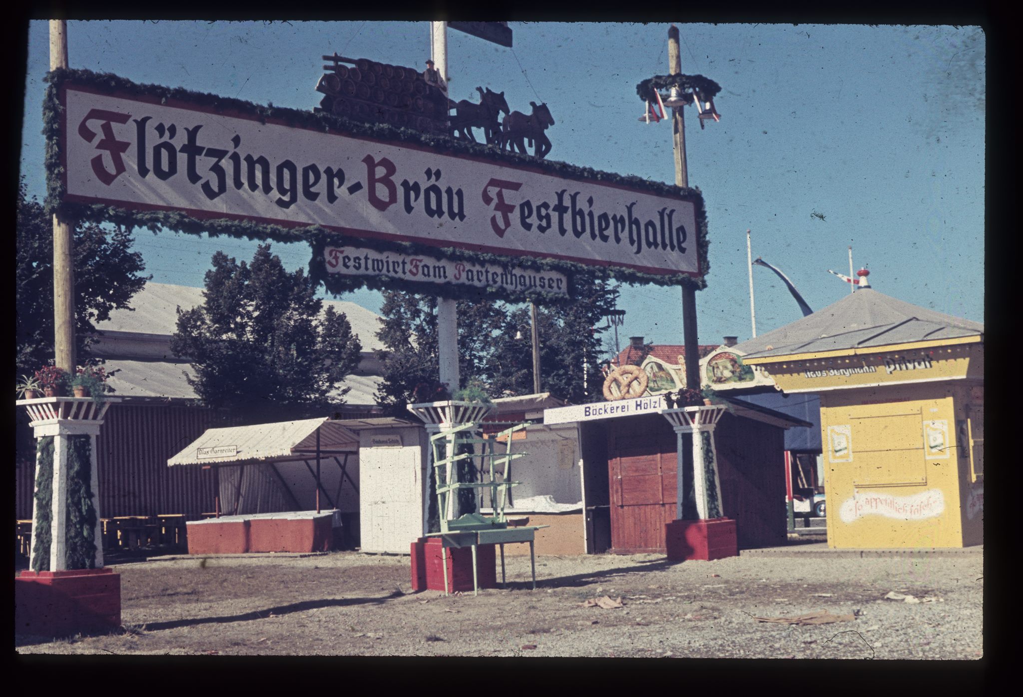 Eingang zum Flötzinger Festzelt im Jahr 1953. Foto: Archiv Herbert Borrmann