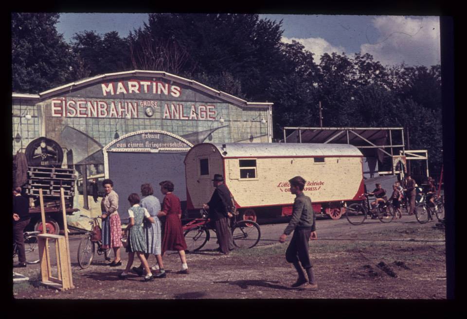 Martins- Eisenbahnanlage- auch eine große Attraktion auf dem Rosenheimer Herbstfest im Jahr 1954. Foto: Archiv Herbert Borrmann