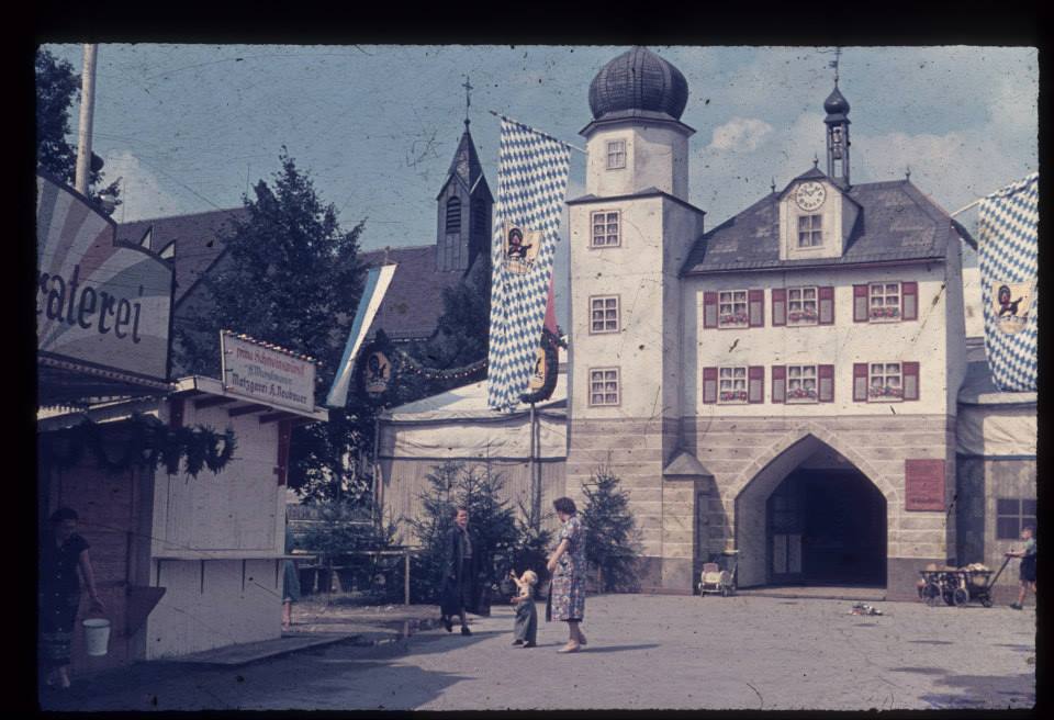 Das Wiesntor zum Rosenheimer Herbstfest im Jahr 1955. Foto: Archiv Herbert Borrmann