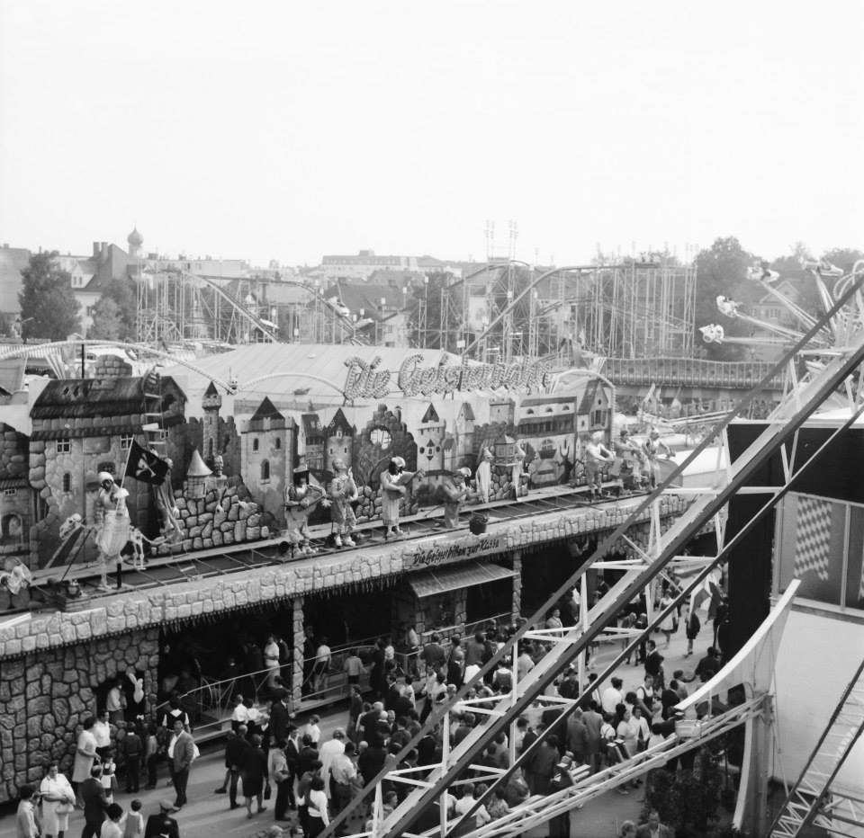Blick auf die Geisterbahn im Jahr 1968 auf dem Rosenheimer Herbstfest. Foto: Archiv Herbert Borrmann