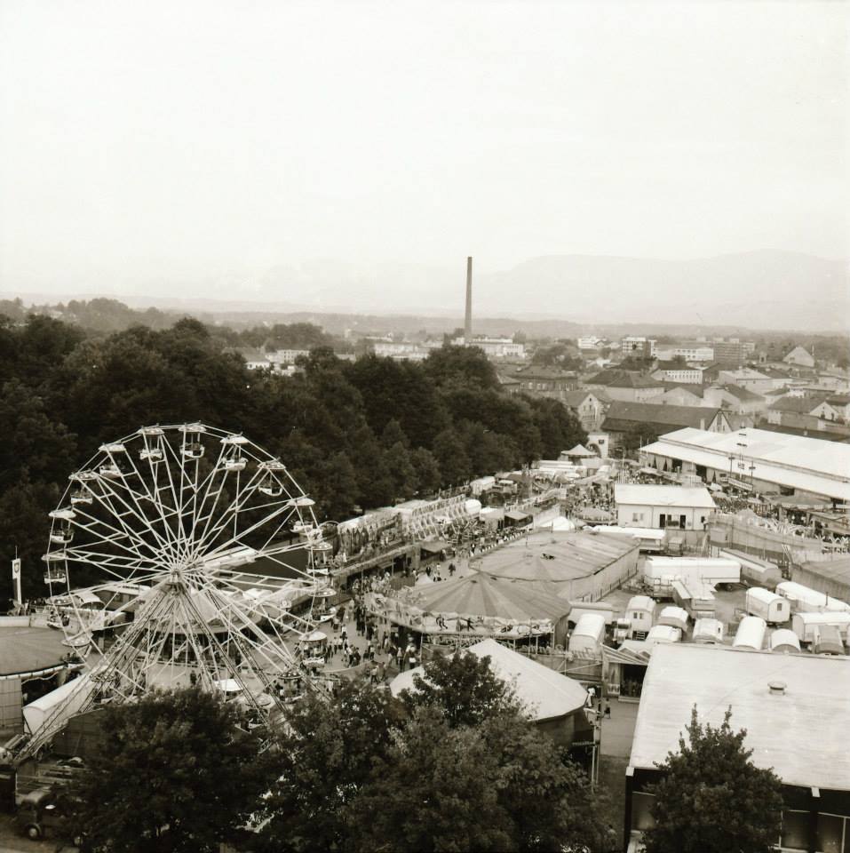 Blick von oben auf Rosenheimer Herbstfest mit Riesenrad im Jahr 1969. Foto: Herbert Borrmann