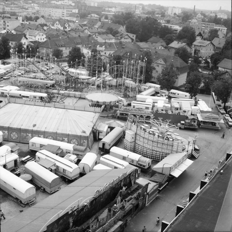 Blick von oben auf das Rosenheimer Herbstfest im Jahr 1972. Foto: Archiv Herbert Borrmann