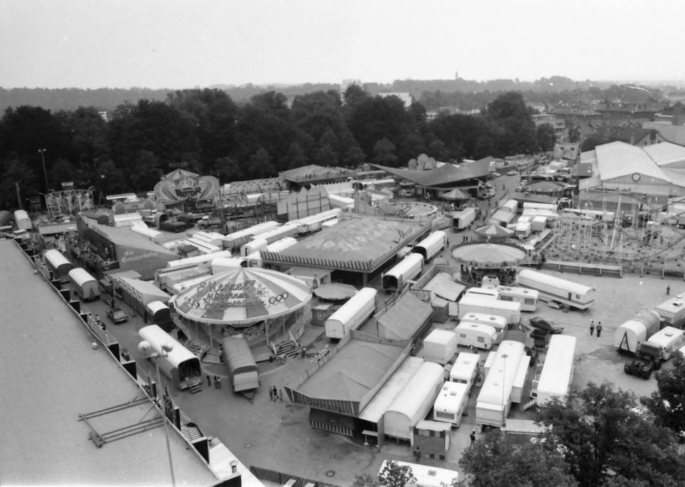 Blick von oben auf das Rosenheimer Herbstfest im Jahr 1976. Foto: Archiv Herbert Borrmann