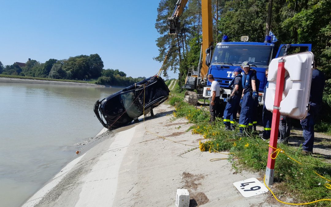 Auto aus Innkanal geborgen