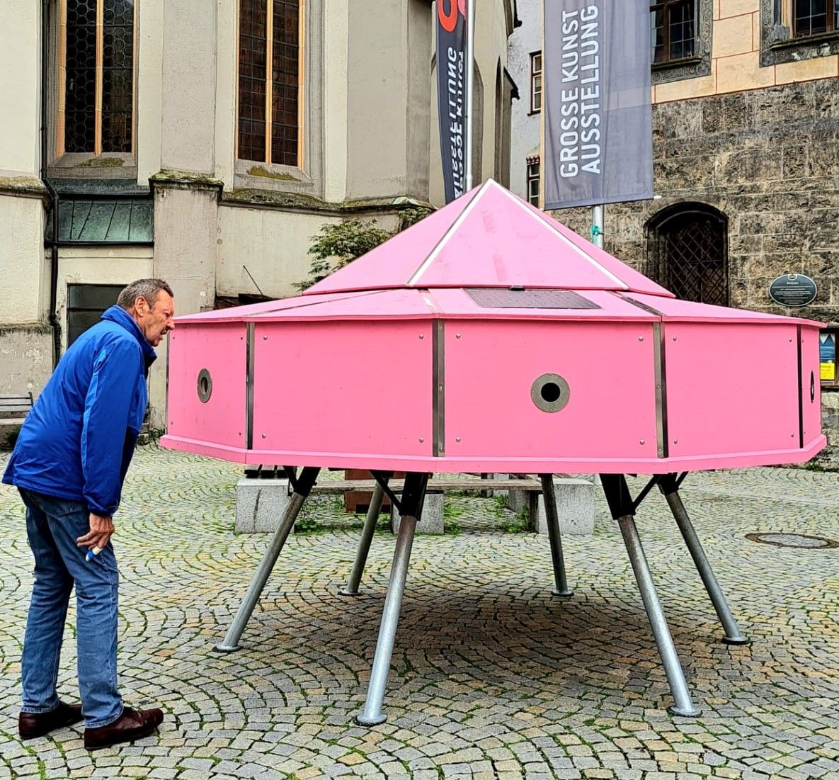 Blick in das rosa Ufo auf dem Rathaus-Vorplatz in Wasserburg. Foto: Hendrik Heuser