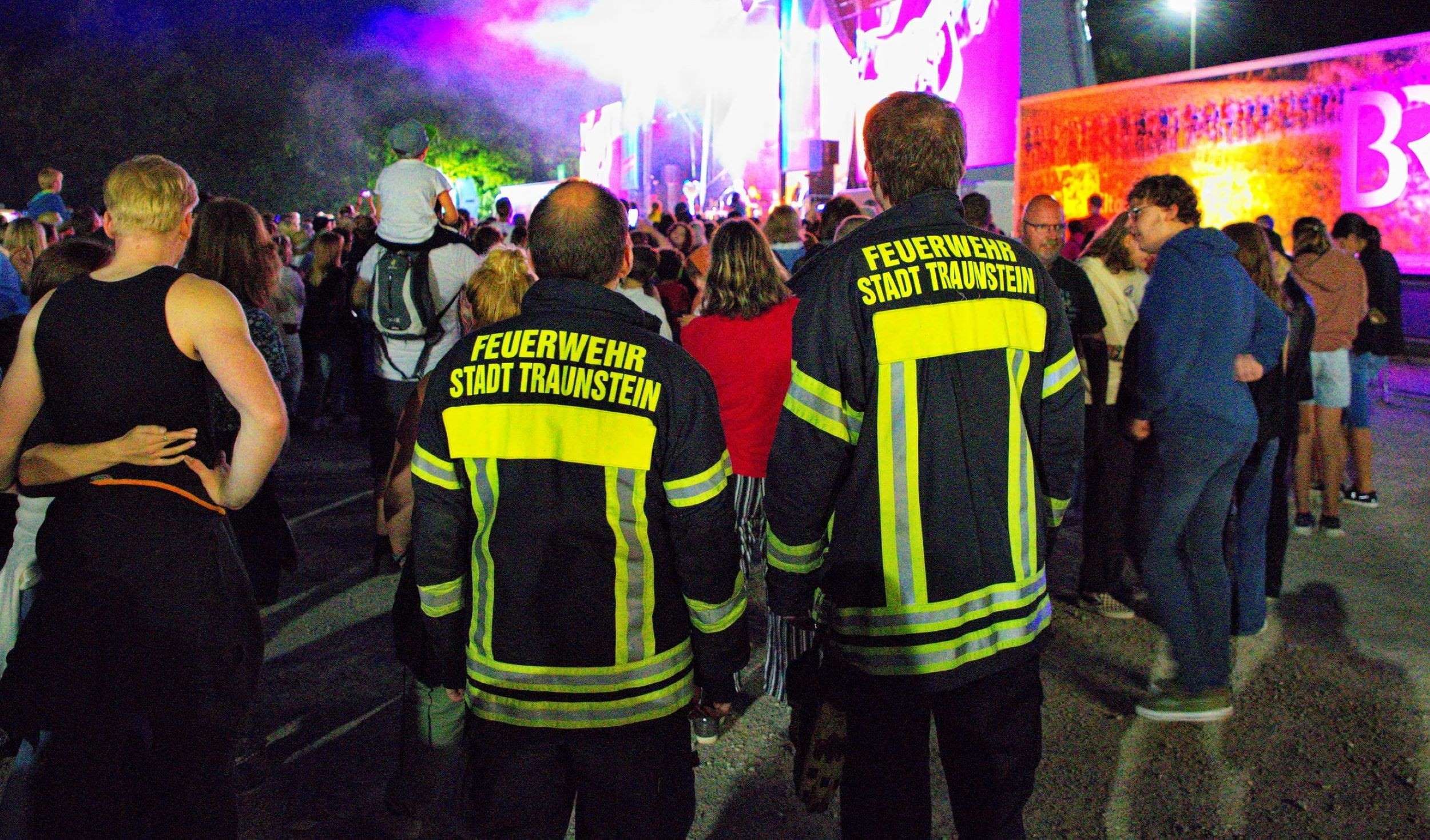 Feuerwehrmänner von hinten bei einem Konzert der BR-Radltour in Traunstein. Foto: Stefan Lohwieser-Kreisfeuerwehrverband Traunstein