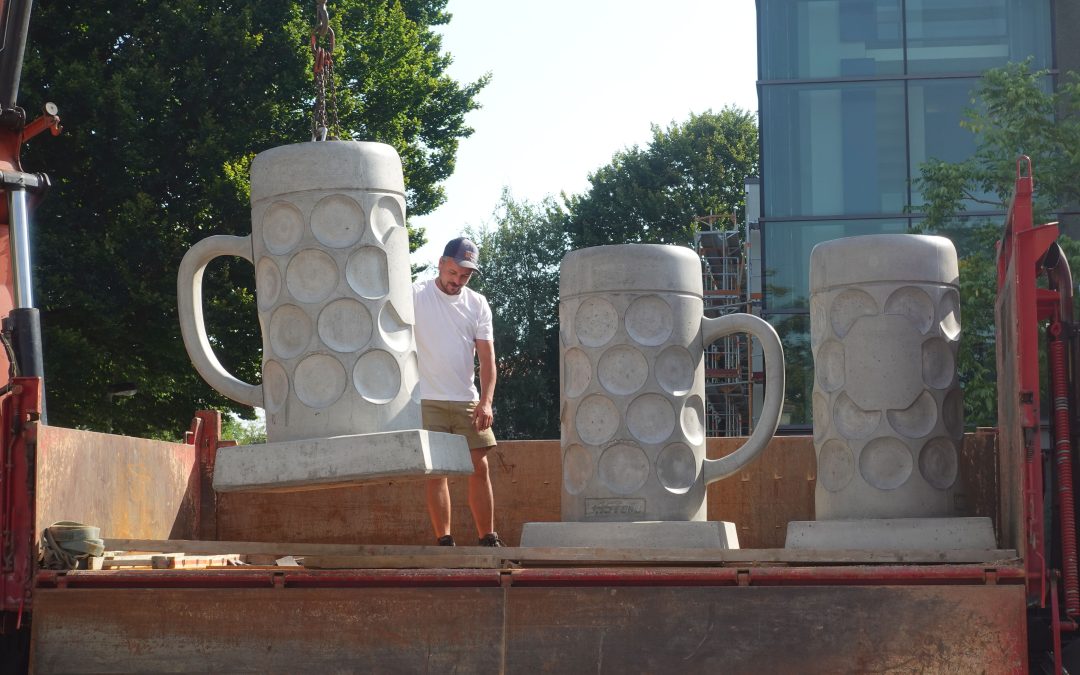 Riesen-Maßkrüge als Schutz vor Wiesneingang