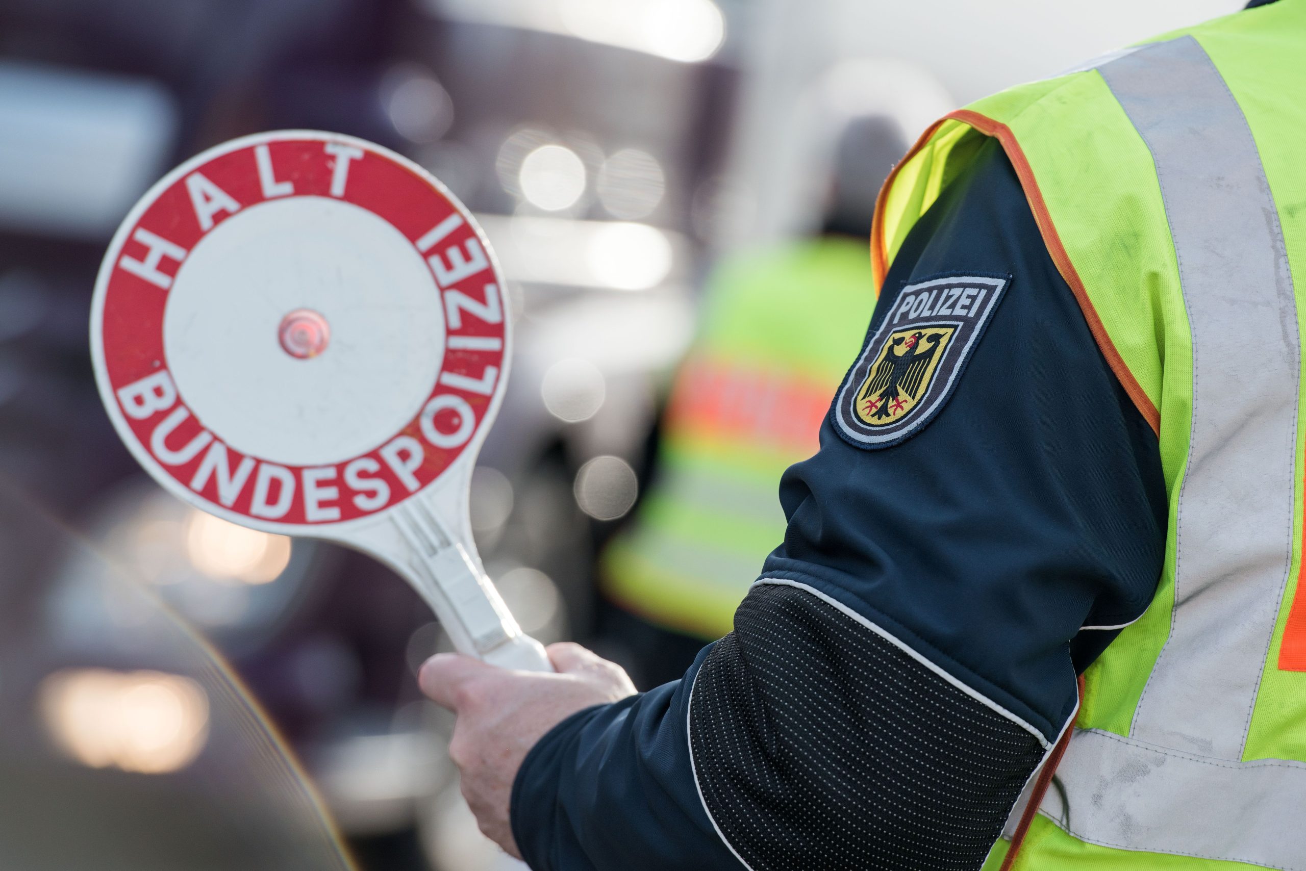 Die Bundespolizei hat bei Grenzkontrollen Nähe Kiefersfelden zwei Männer verhaftet und ins Gefängnis gebracht. Foto: Symbolfoto Bundespolizei