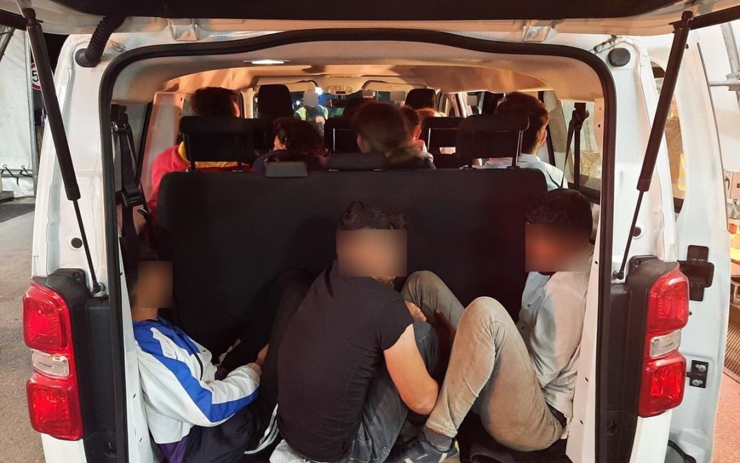 Bundespolizei stoppt überfüllten Kleinbus