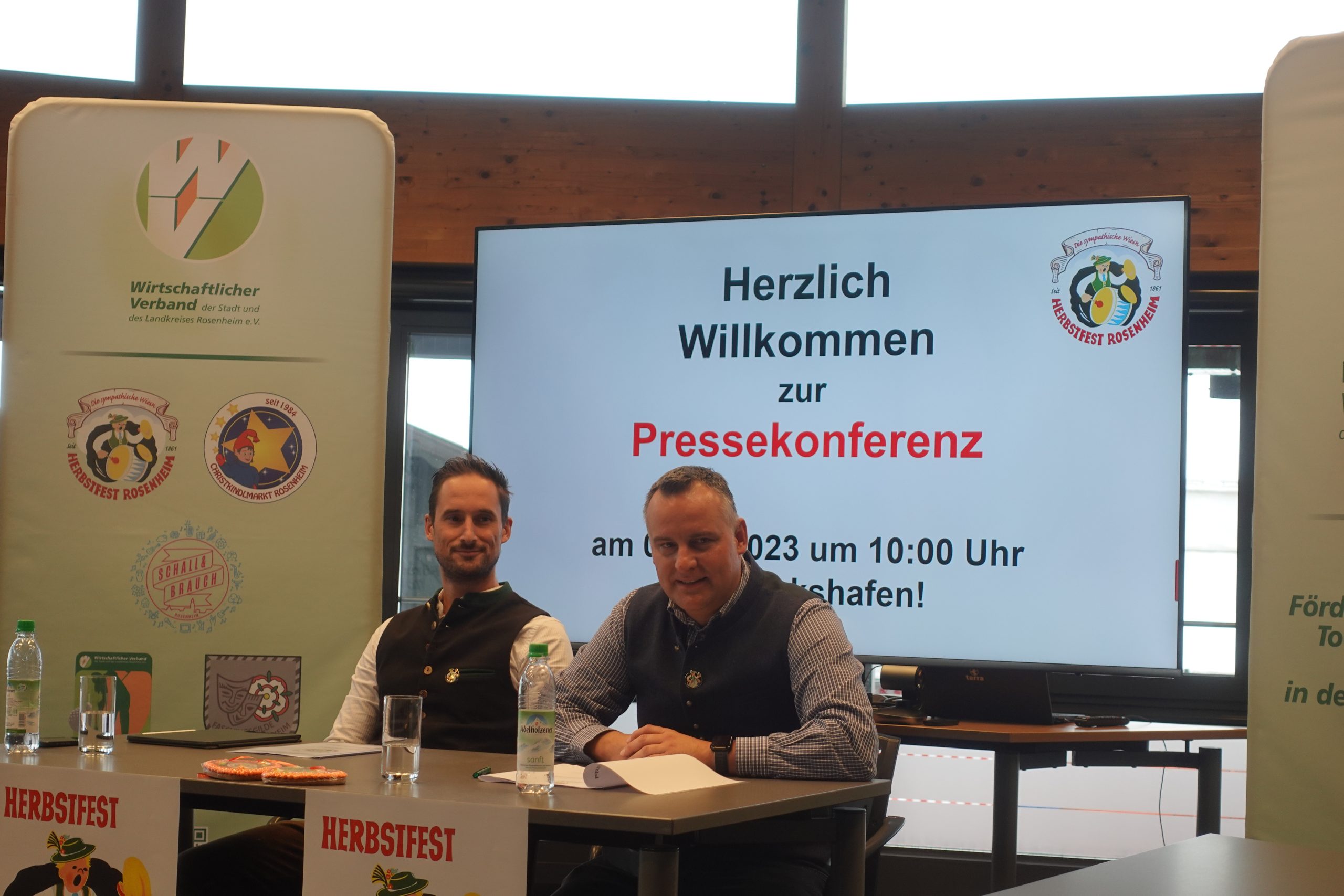 Maximilian Werndl (links) und Klaus Hertreiter vom Wirtschaftlichen Verband Rosenheim bei der Wiesn-Pressekonferenz. Foto:  Innpuls.me