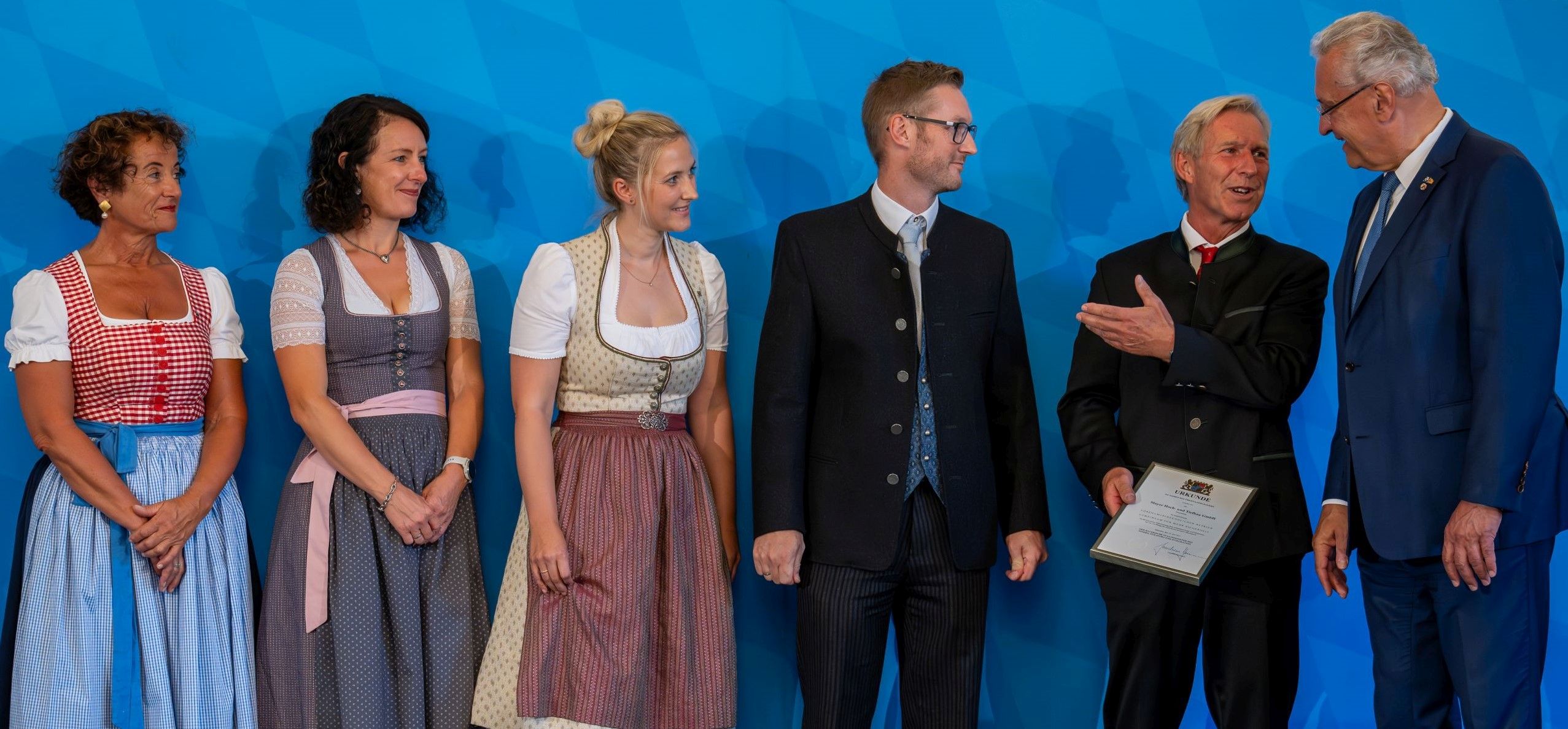 Ehrung2 In der Münchner Residenz wurde die Firma Mayer Hoch- und Tiefbau GmbH aus Ruhpolding durch den Bayerischen Innenminister Joachim Herrmann mit der Urkunde als „ehrenamtsfreundlicher Betrieb“ ausgezeichnet. Sie erhielten diese Auszeichnung für die langjährige Unterstützung der Feuerwehr. Die Ehrung haben Elfriede Mayer, Margit Mayer, Elisabeth Wittmann, Geschäftsführer und Kommandant Michael Mayer jun. sowie der Seniorgeschäftsführer Michael Mayer sen. in Empfang genommen. Foto: Sebastian Widmann