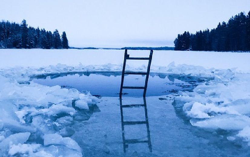 Leiter führt in Loch in Eisfläche
