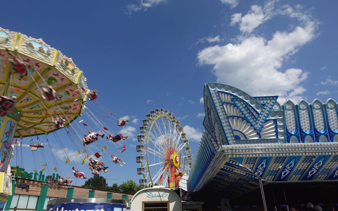 Fahrgeschäfte auf der Rosenheimer Wiesn: So viel kostet der Fahrspaß 2024