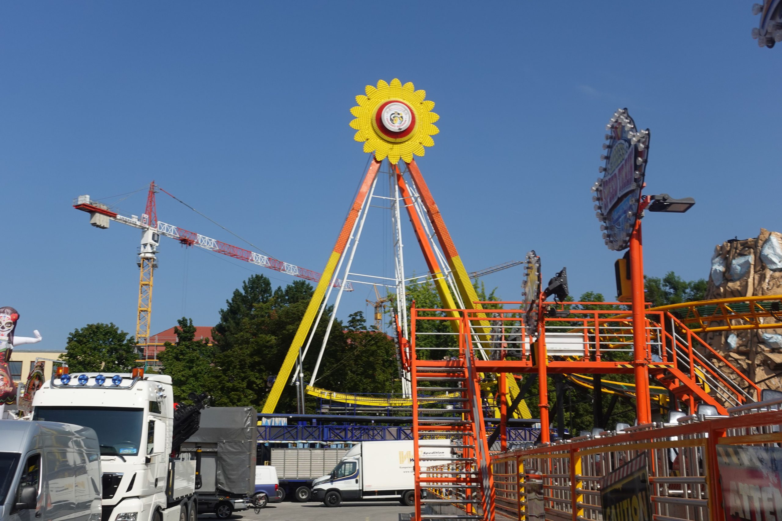 Riesenrad auf dem Rosenheimer Herbstfest wird aufgebaut. Foto. Innpuls.me