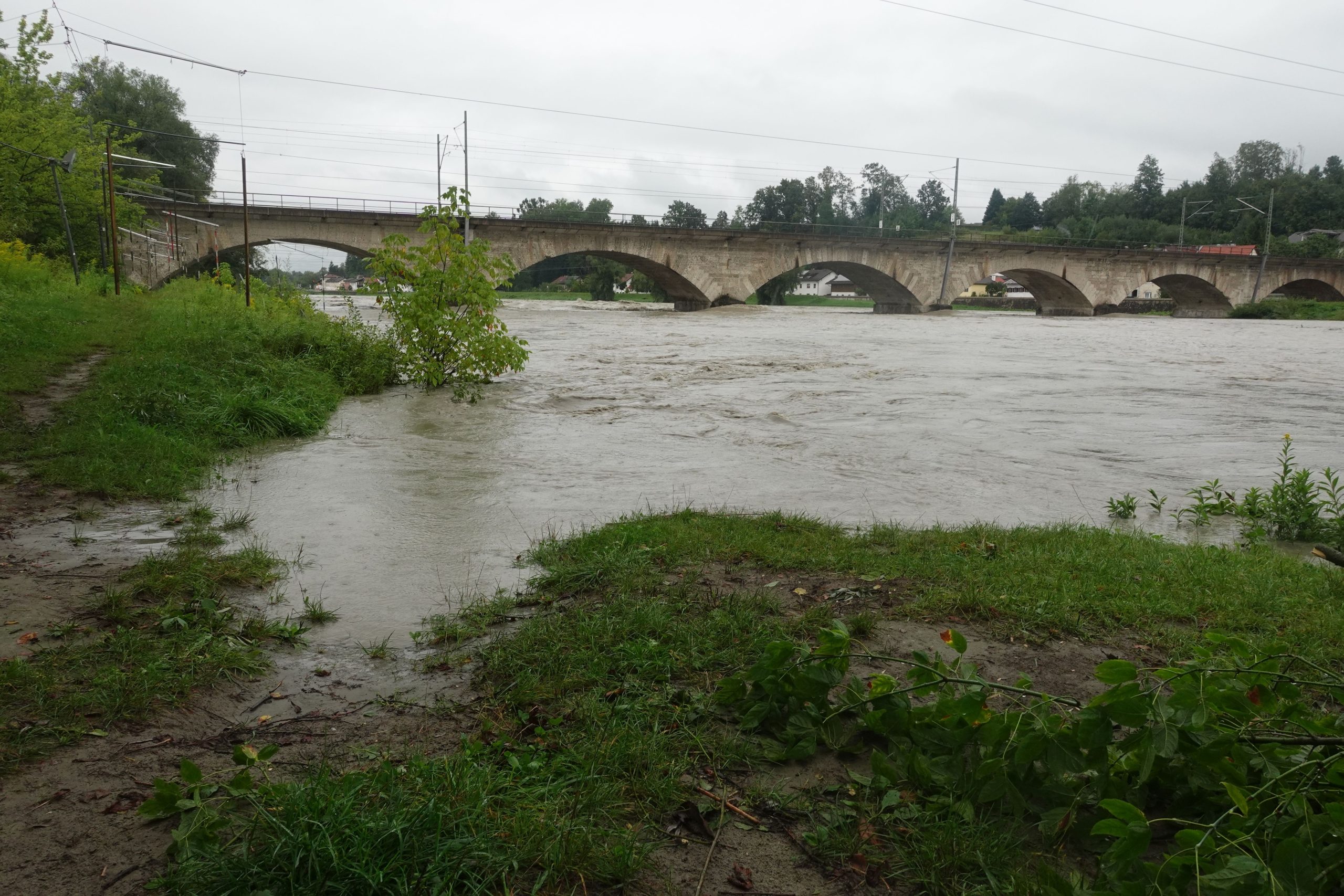 Hochwasser am Inn in Rosenheim. Blick zur Eisenbahnbrücke. Foto: Innpuls.me