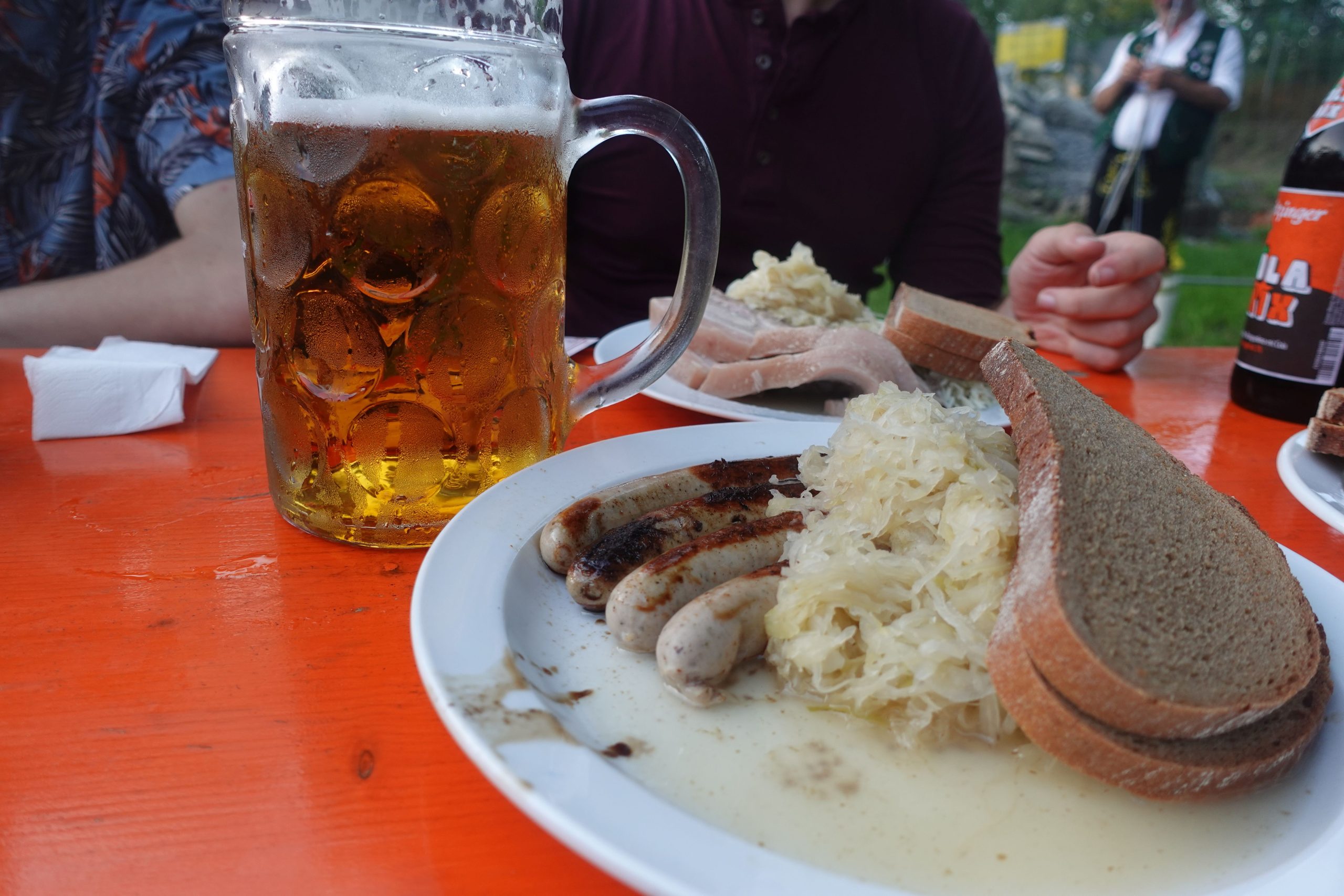 A Maß Bier und Schweinswürstel mit Kraut und Kesselfleisch. Foto: Innpuls.me