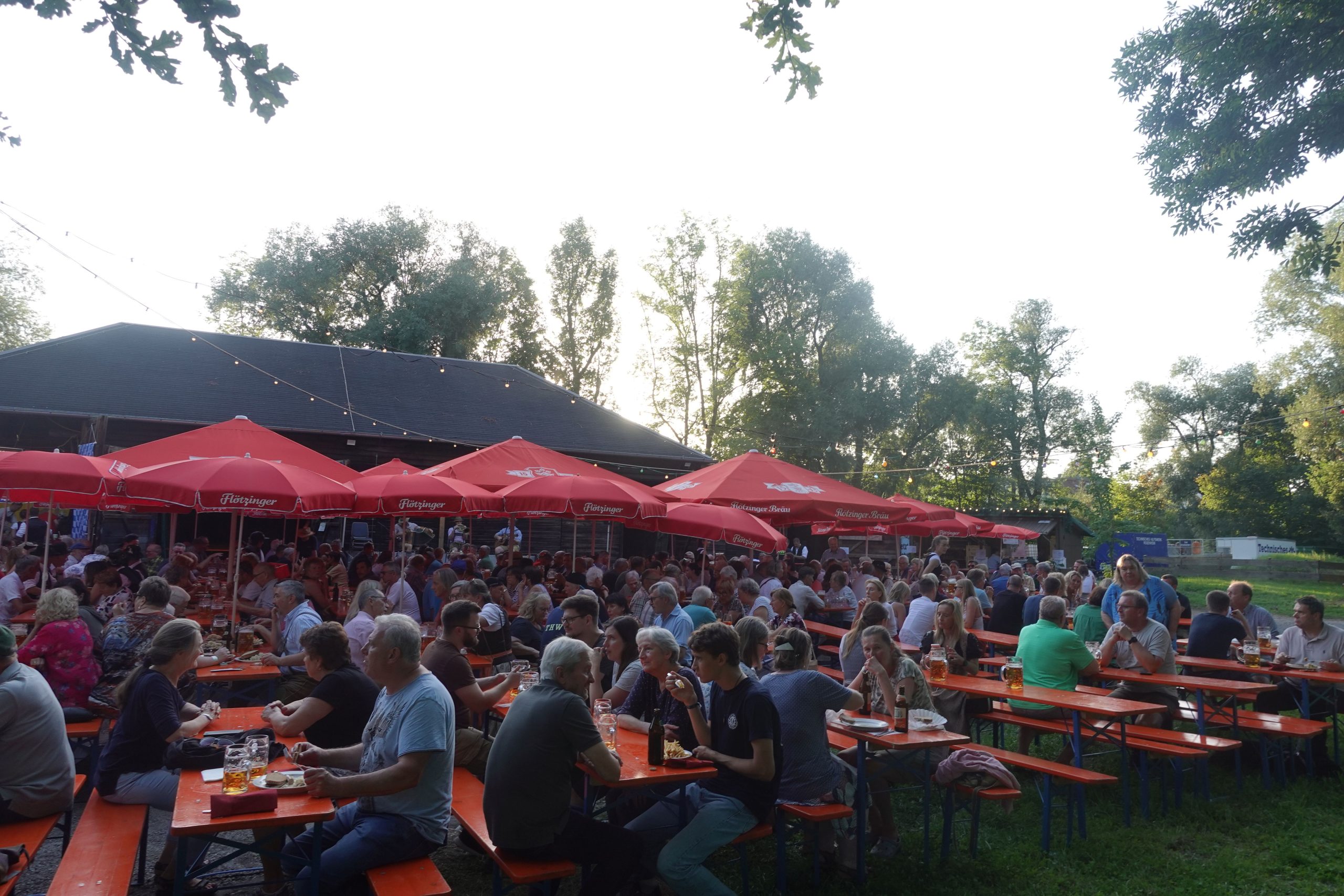 Blick auf Bierbänke und Schirme und viele Besucher beim Inndammfest des THW Rosenheim. Fotos: Innpuls.me