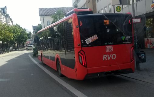Aufkleber Promille-Express an der Rückseite eines Rosenheimer Stadtbus. Foto: Innpuls.me