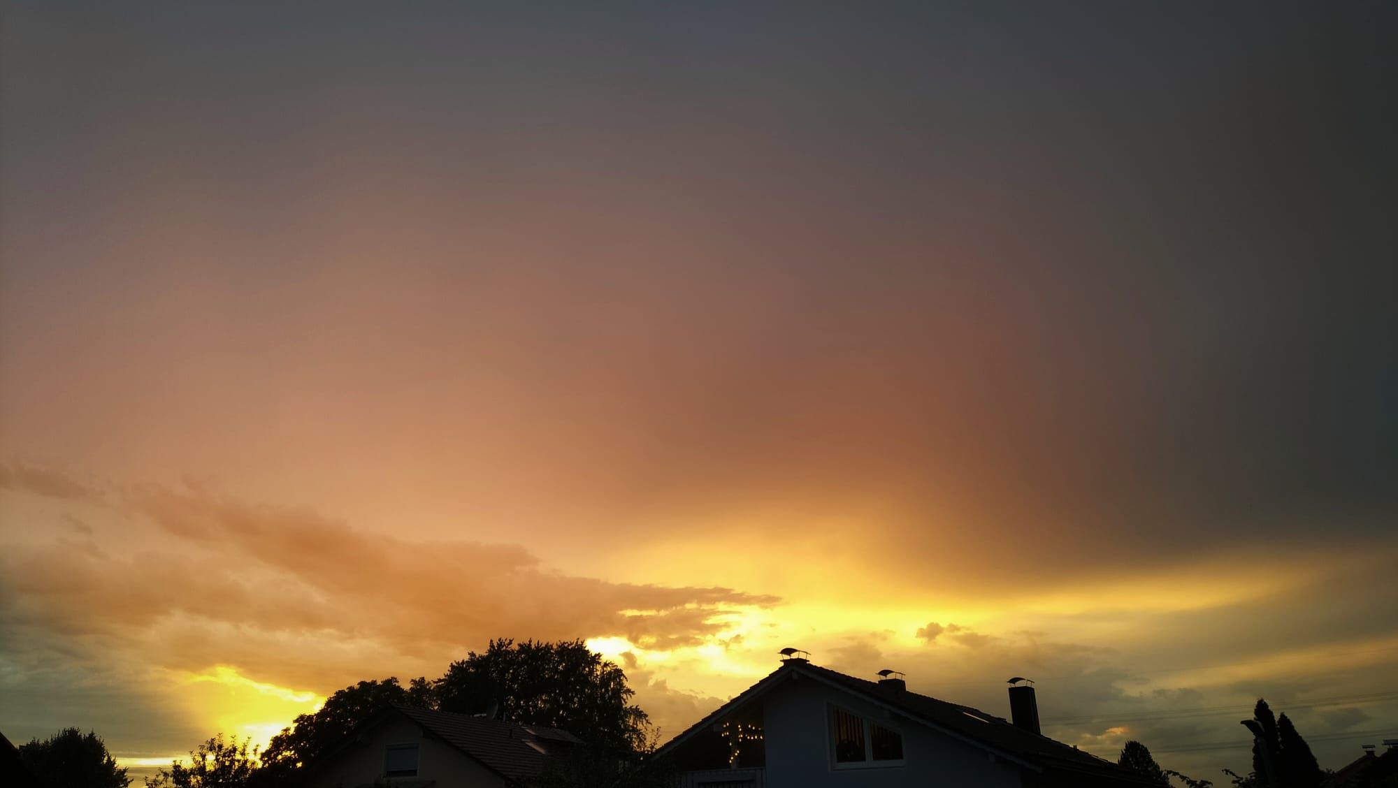 Gelblicher Sonnenuntergang über Rosenheim am gestrigen Dienstagabend. Foto: Innpuls.me
