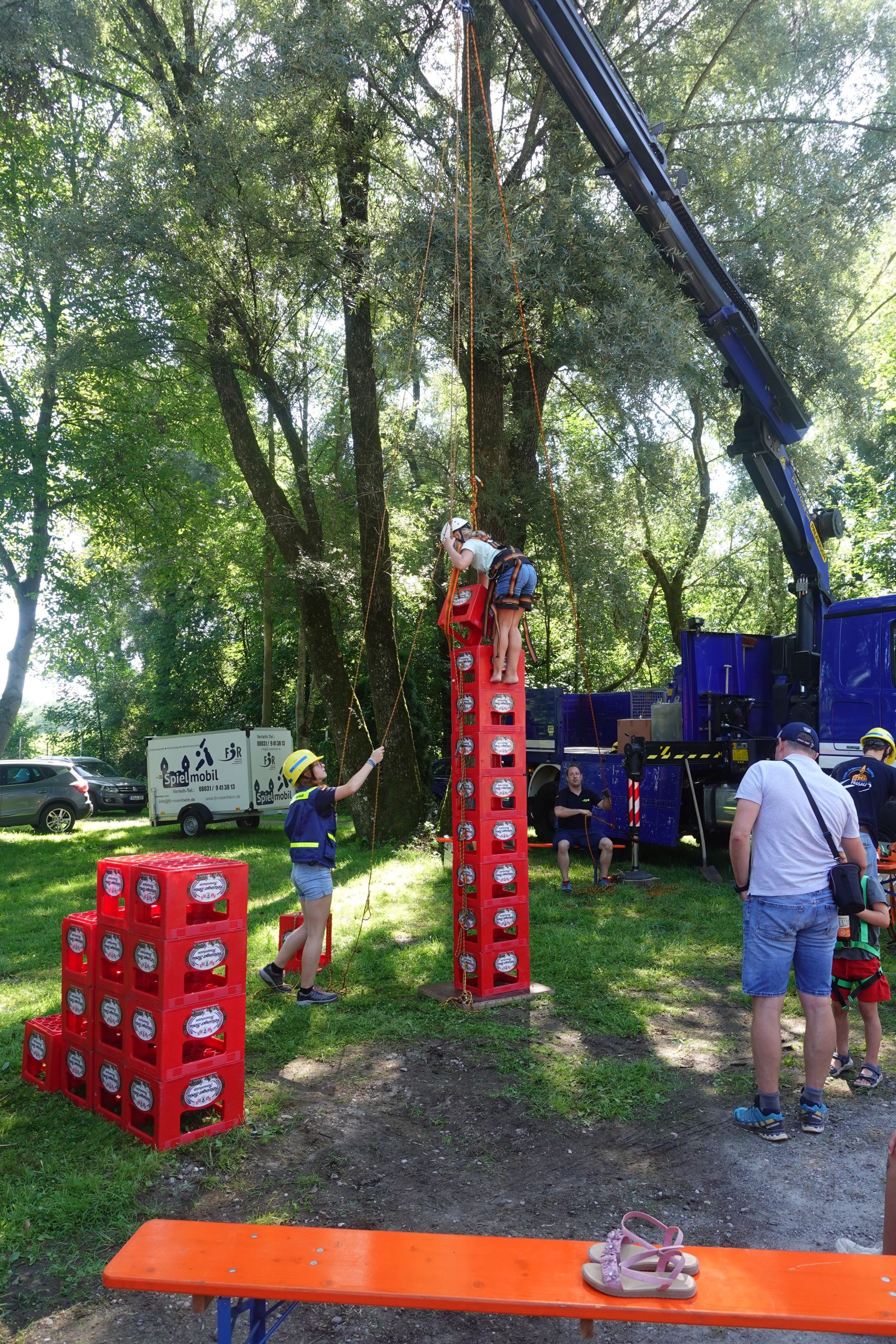 Biertragelklettern beim Inndammfest in Rosenheim. Foto: Innpuls.me