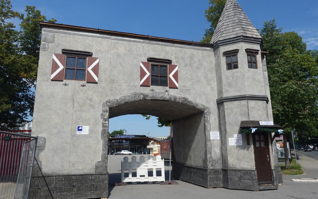 Das Wiesntor  auf der Loretowiese steht