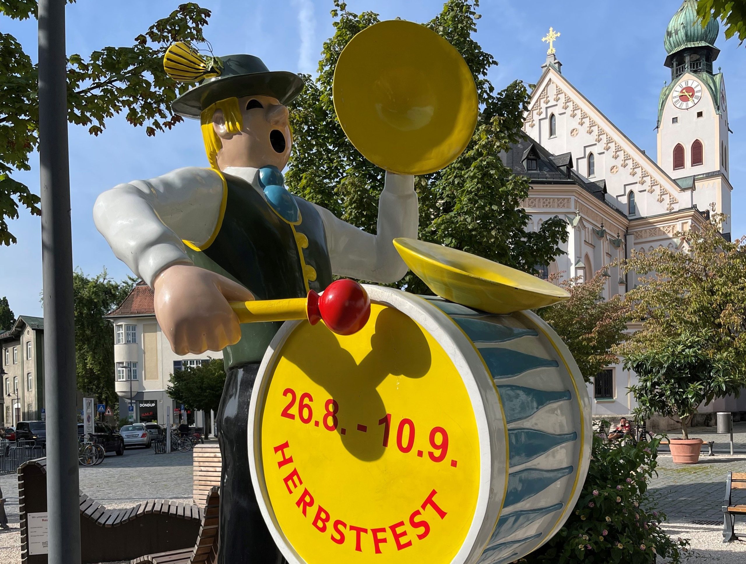 Werbefigur des Rosenheimer Herbstfest auf dem Ludwigsplatz: Der Wiesntrommler. Foto: Stadt Rosenheim