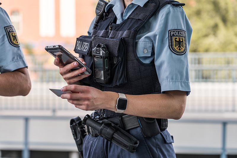 Bundespolizistin kontrolliert Personalausweis. Foto: Symbolfoto: Bundespolizei