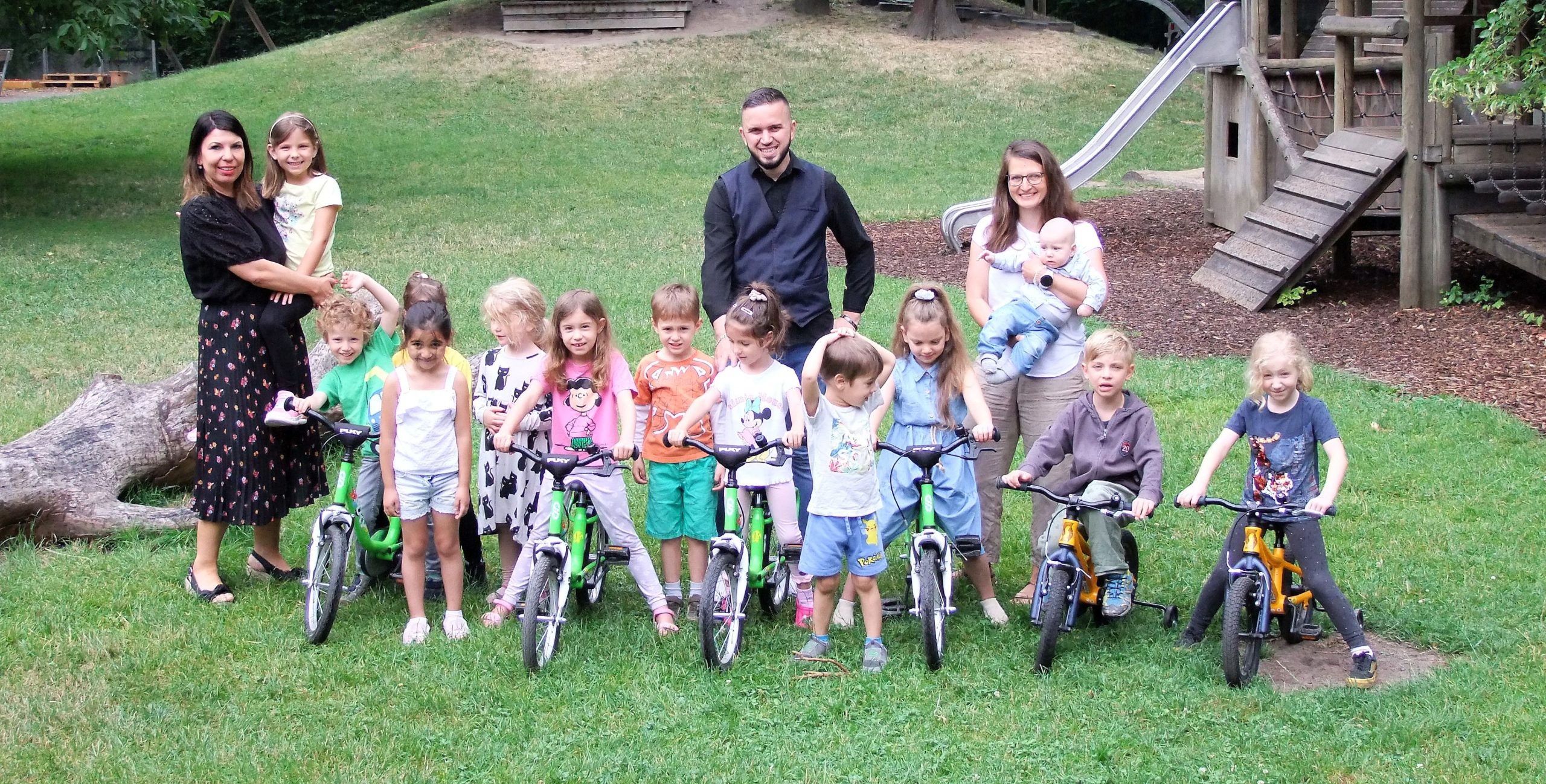 Große Freude über sechs neue Fahrräder beim Kindergarten Löwenzahn Rosenheim. Foto: Kindergarten Löwenzahn