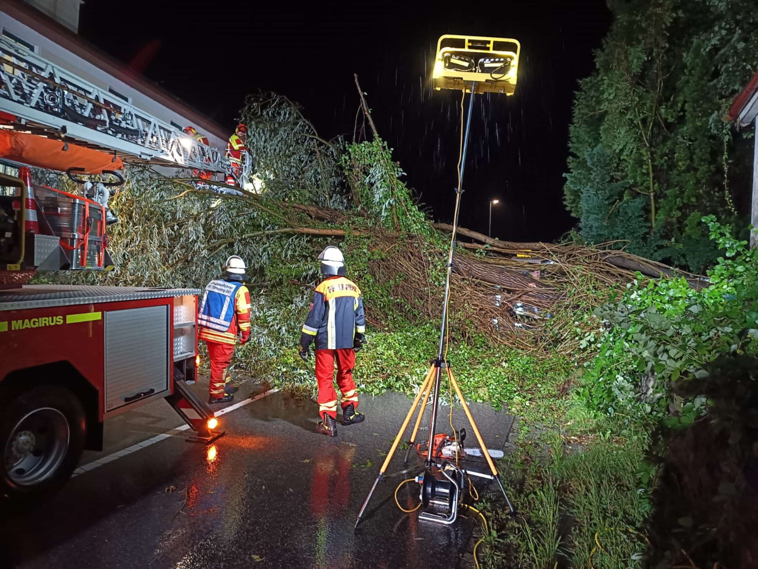 Rund 60 Einsätze mussten die Feuerwehren im Landkreis Traunstein infolge eines Gewitters in der Nacht auf den heutigen Freitag abarbeiten. Fotos: Kreisfeuerwehrverband Traunstein