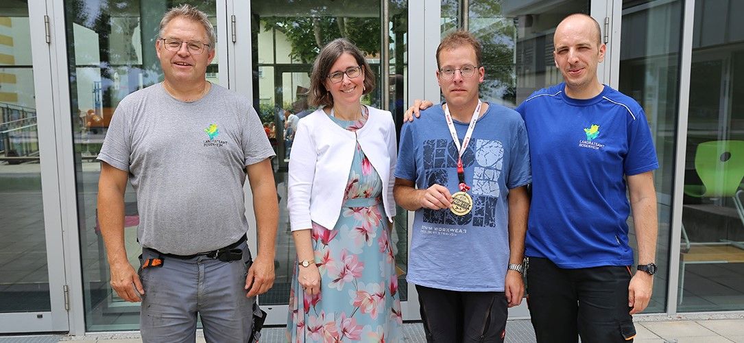 re x1 Auf dem Bild sind zu sehen, von links: Alexander Floßmann (Hausmeister am Gymnasium Bruckmühl), RSDin Andrea Ranner (Schullleiterin der Realschule Bruckmühl), Georg Edenhofner und Michael Pastore (Hausmeister der Realschule Bruckmühl). Foto: Realschule Bruckmühl