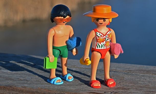 Zwei Playmobilfiguren in Badeanzug und Bikini am See