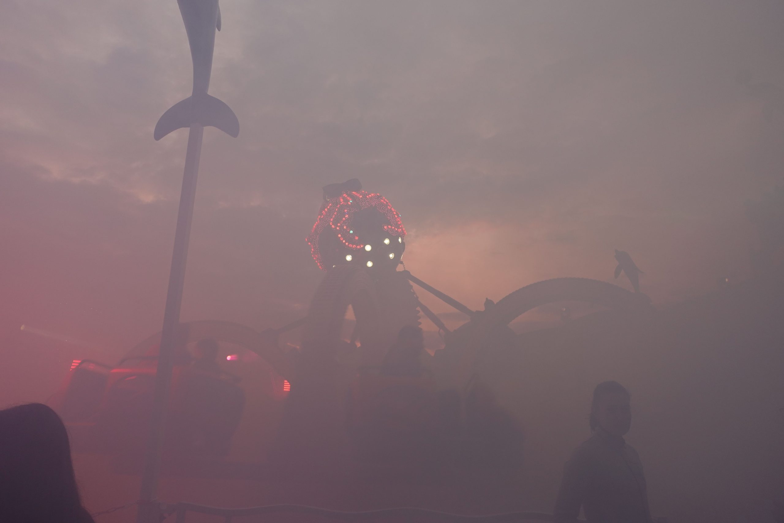 Fahrgeschäft Polyp im Nebel auf dem Rosenheimer Herbstfest. Foto: Innpuls.me
