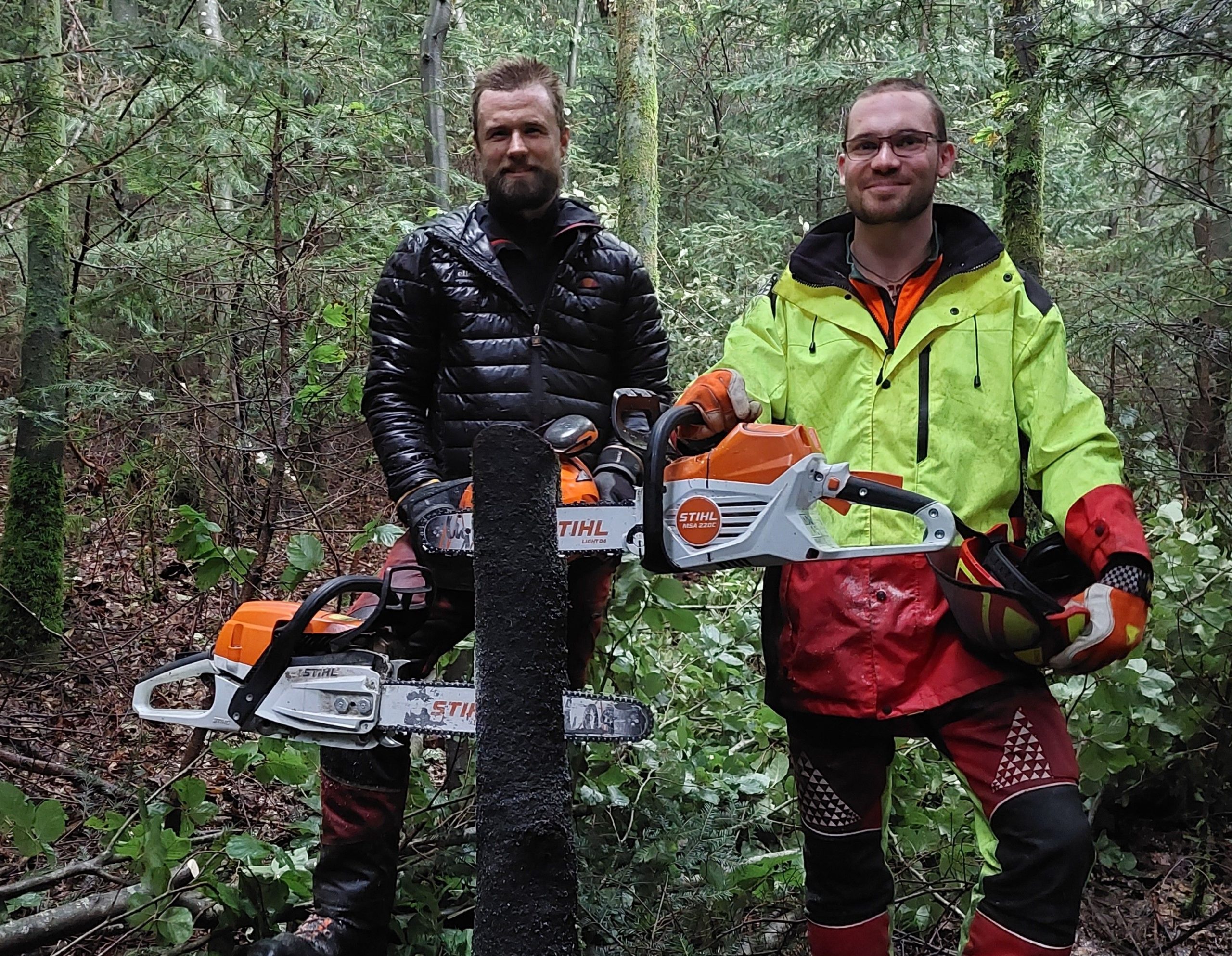 zeigt: Moritz Feuchtmeir in seinem Wald in Rimsting mit Forstwirt Niklas Schels (rechts) bei der praktischen Waldpflege