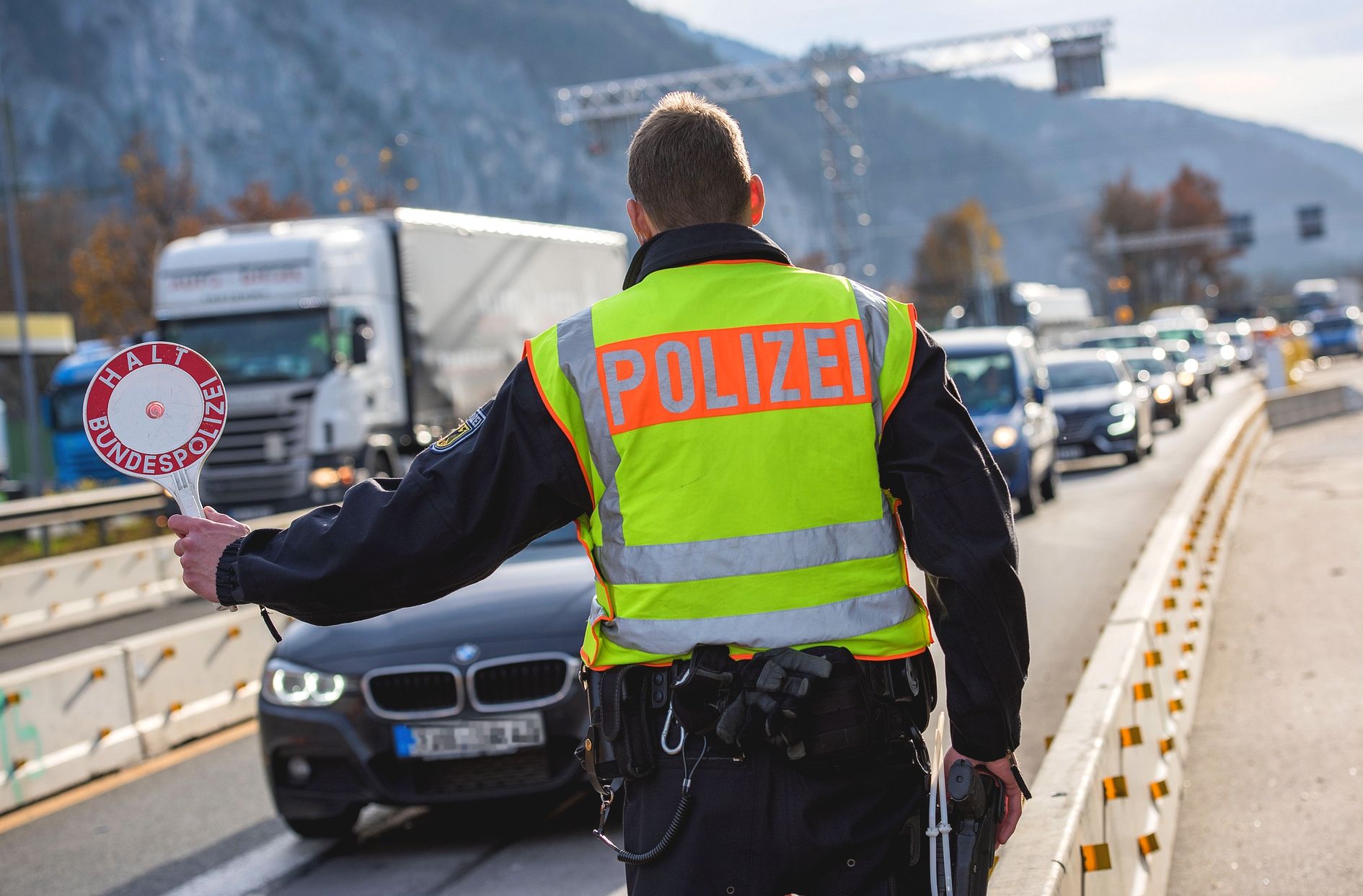 Polizist hält Auto auf. Beitragsbild Symbolfoto: Bundespolizei