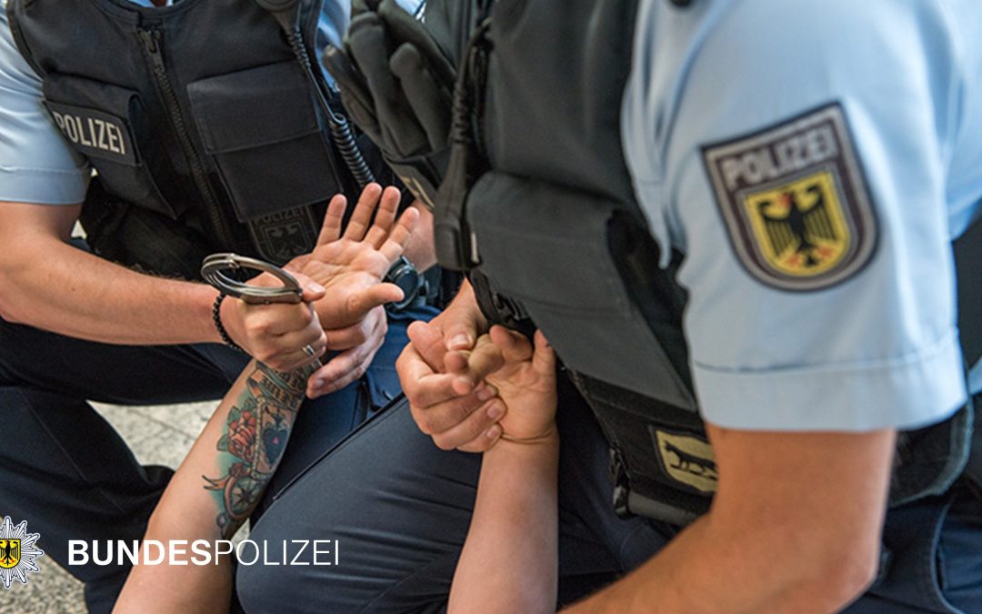 Mann zieht Cutter-Messer bei Polizeikontrolle