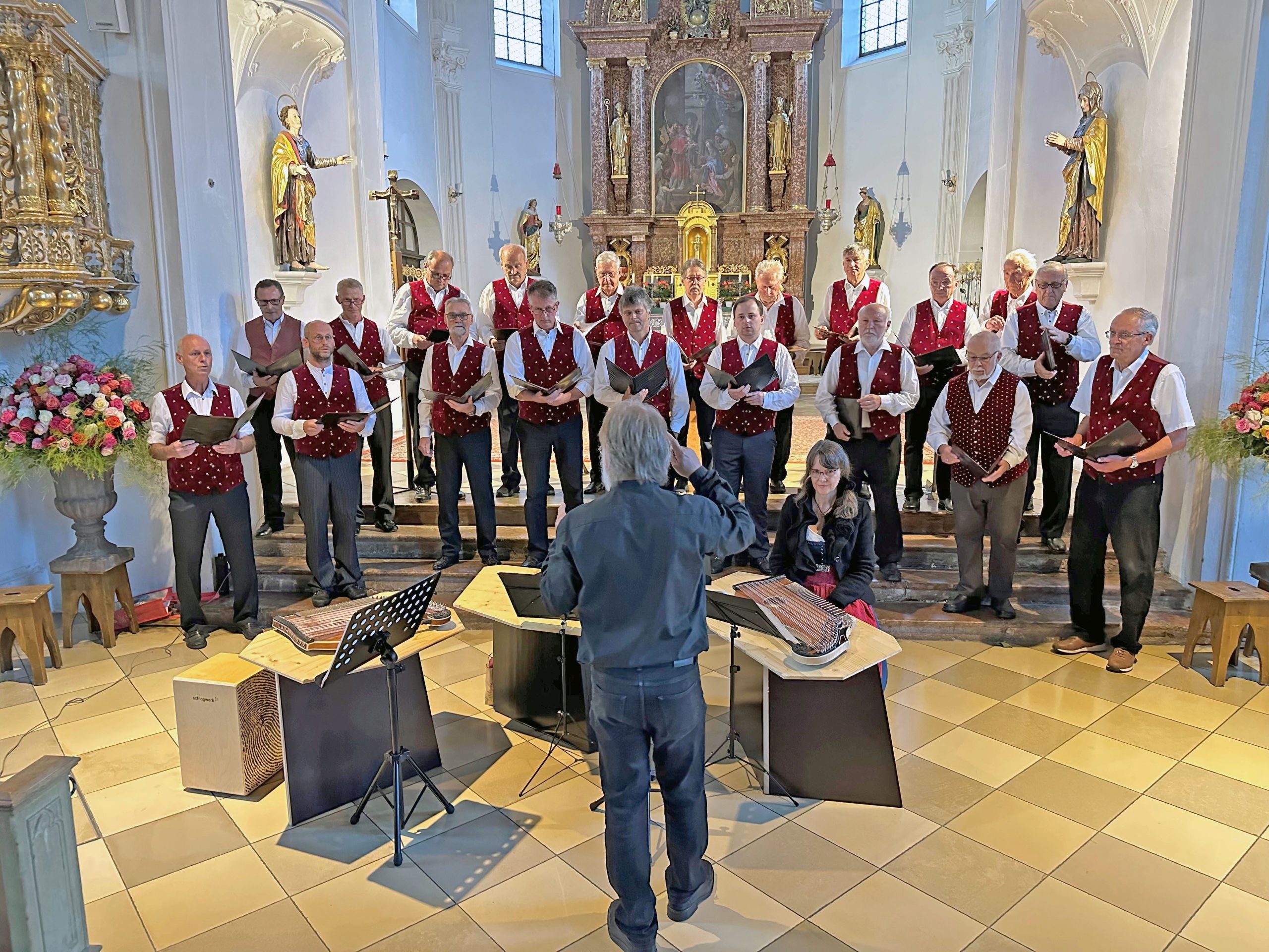 Der Aschauer Männerchor in der Aschauer Pfarrkirche. Foto: H. Reiter