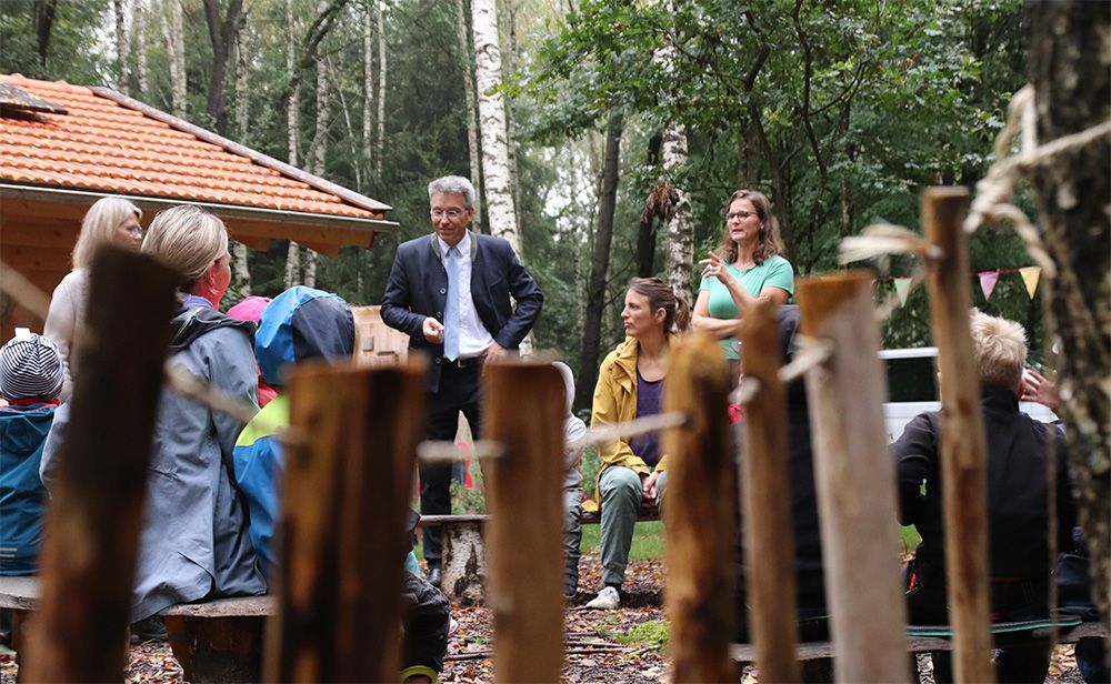 Landrat besucht Bauernhof- und Waldkindergarten