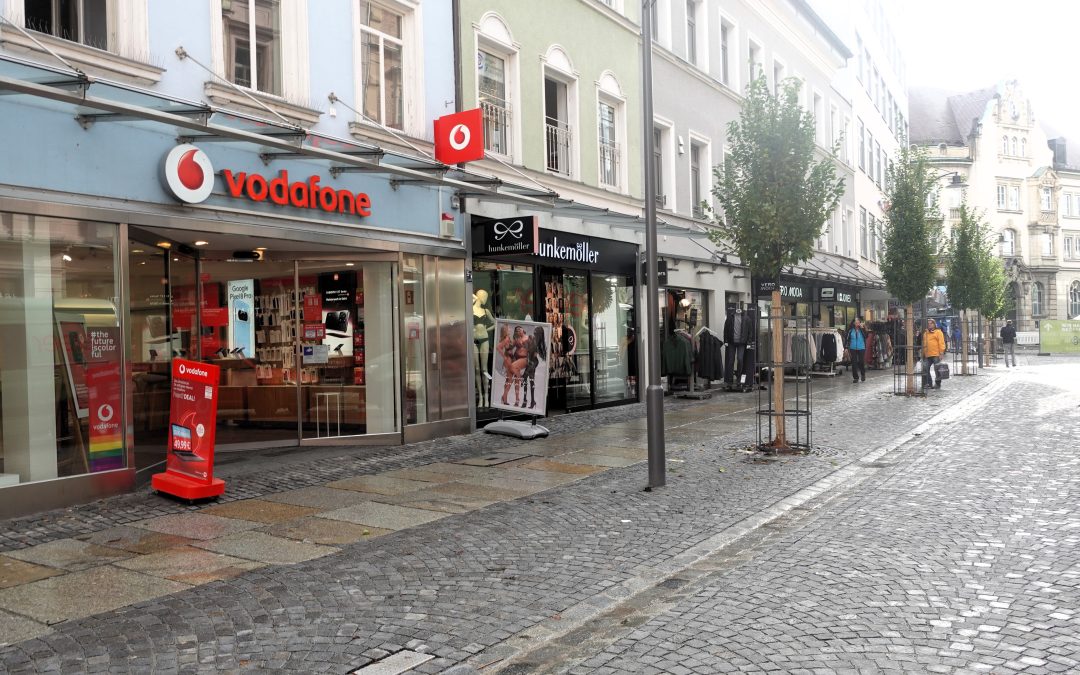 Erste Bäume in der kleinen Fußgängerzone sind da